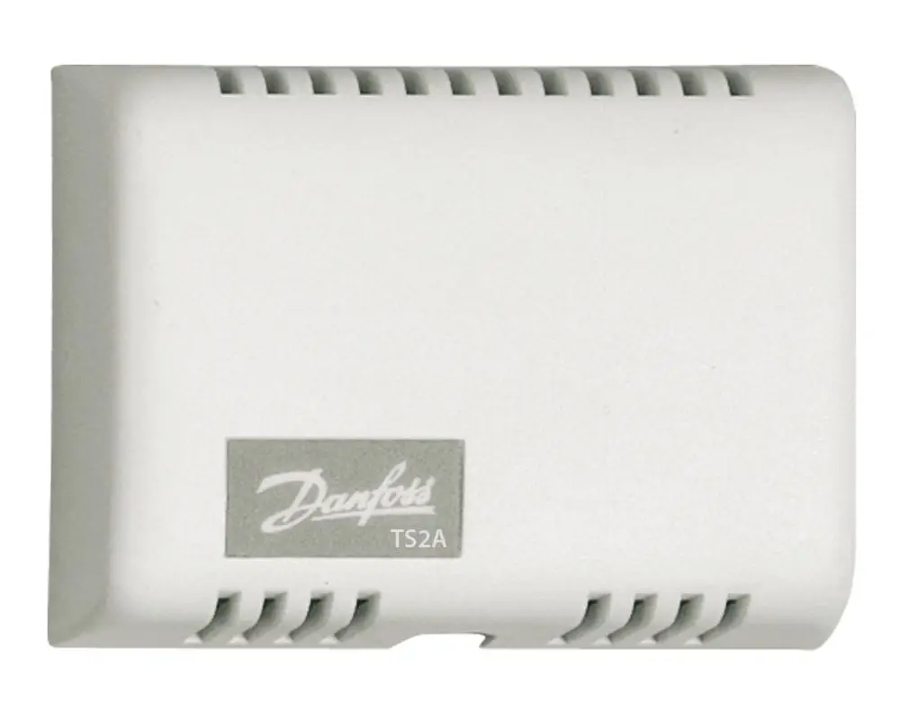 Weißes Gehäuse mit Lüftungsschlitzen, angebracht ist das Logo von Danfoss. Es handelt sich um einen Fernfühler, der in Heizungsanlagen verwendet wird.